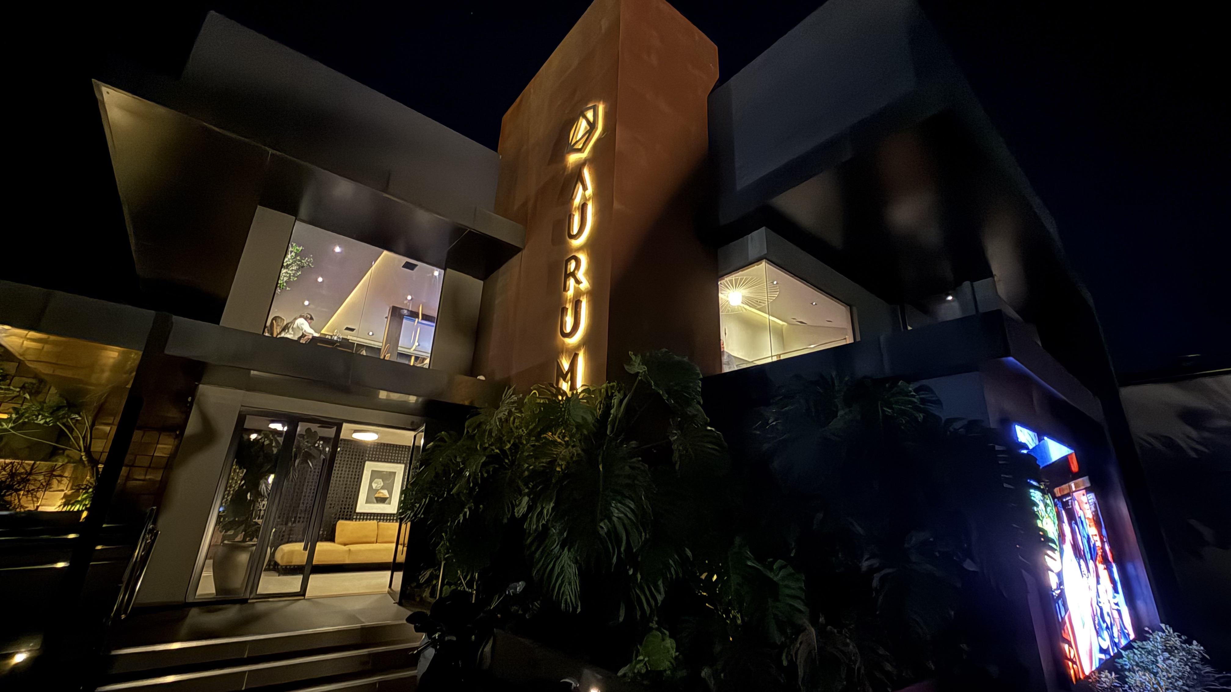 Fachada do Aurum à noite